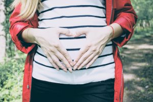 Are you searching for gifts for expecting mothers? Here are 10 ideas for the expecting mother on your list that are practical and ever Mom would love! #giftguide #pregnancy